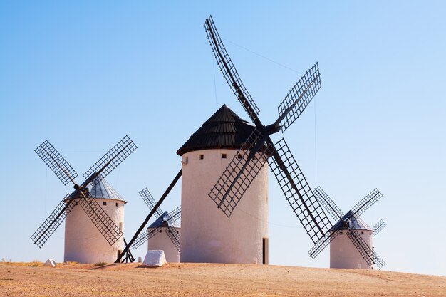 molinos de viento retro en La Mancha
