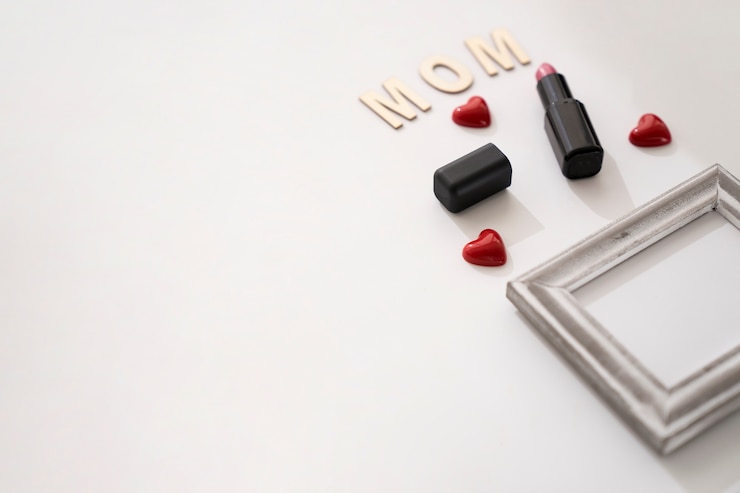 Foto gratuito mom lettering, marco y pintalabios