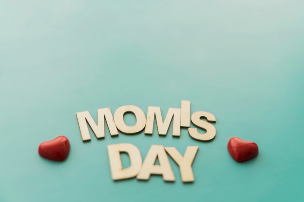 "mom's day" lettering con pequeños corazones rojos