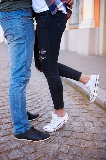 Momento de pareja romántica en la ciudad