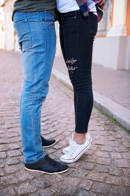 Momento de pareja romántica en la ciudad