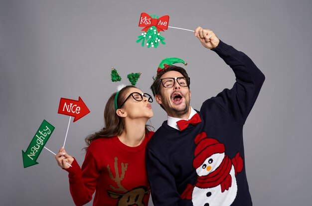 Momento romántico para pareja nerd en Navidad