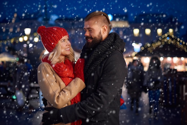 Momento romántico de una pareja en la nieve.