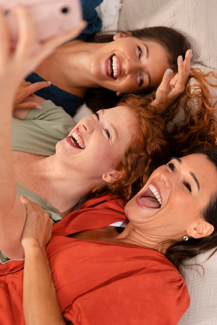 Foto gratuito momentos de celebración de amigas
