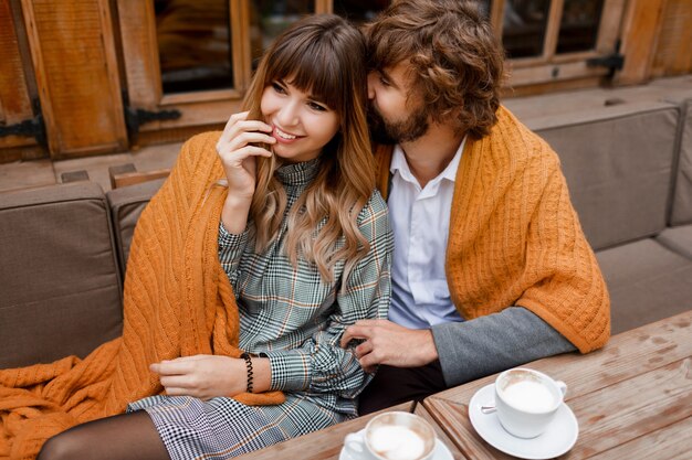 momentos. Escalofriante pareja de enamorados sentados en la terraza y tomando café por la mañana y disfrutando del desayuno.