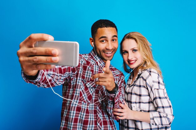 Momentos felices juntos de pareja encantadora emocionada divirtiéndose. Haciendo retrato de selfie, estado de ánimo alegre, sonriendo, disfrutando, expresando positividad.