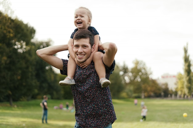 Foto gratuita momentos padre e hija pasando tiempo en la naturaleza