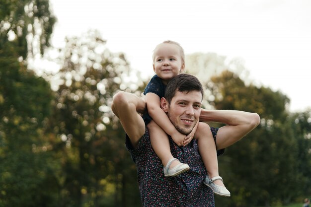 Momentos padre e hija pasando tiempo en la naturaleza