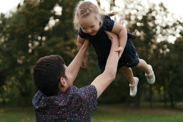 Foto gratuita momentos padre e hija pasando tiempo en la naturaleza