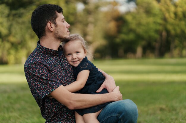 Momentos padre e hija pasando tiempo en la naturaleza