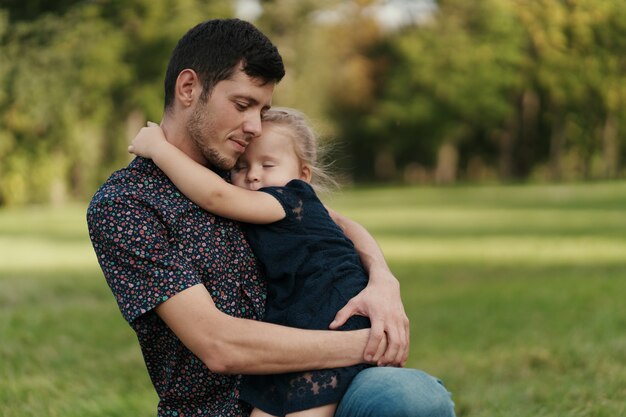 Momentos padre e hija pasando tiempo en la naturaleza