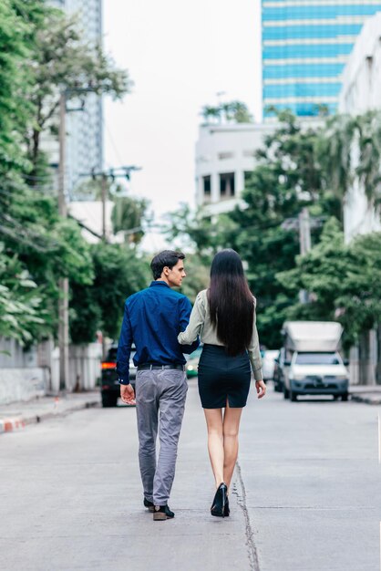 Momentos románticos. Disparo de longitud completa de la hermosa pareja bien vestida, dando un paseo al aire libre. Amor, relación, concepto de citas. Vista trasera