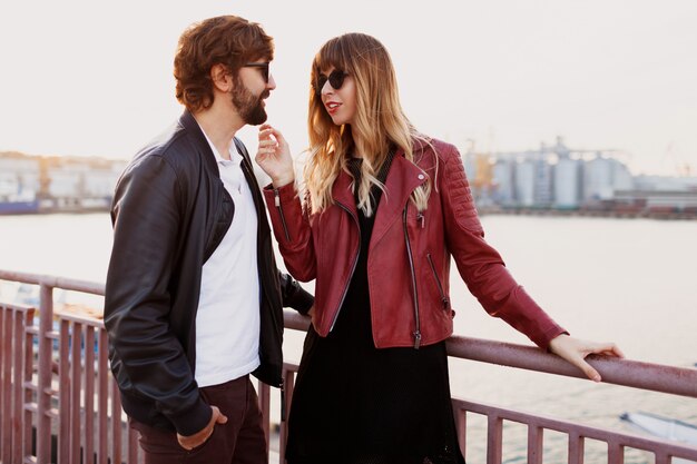 Momentos románticos de pareja elegante enamorada conversando y disfrutando del tiempo que pasan juntos. Hombre guapo con su esposa caminando sobre el puente.