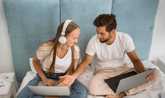 Mon y papá trabajando desde casa durante la cuarentena