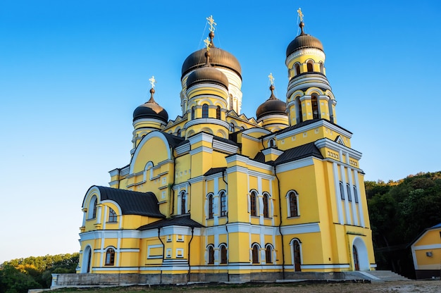 Monasterio e iglesia de Hancu entre vegetación en Moldavia