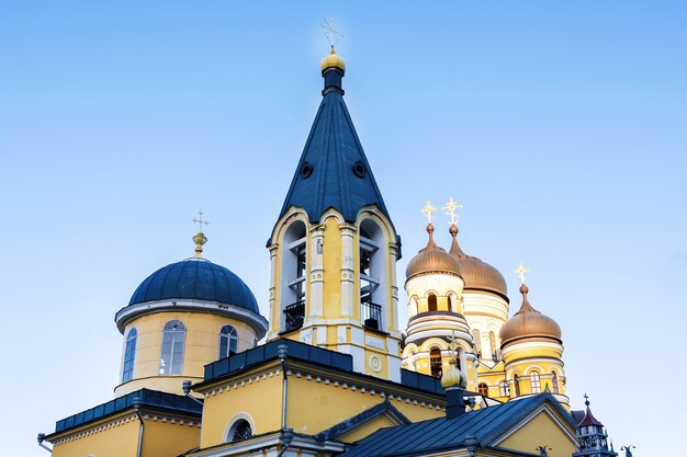 Monasterio de Hancu e iglesia contra el cielo azul en Moldavia