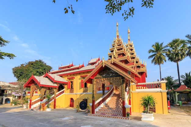 Foto gratuita monasterio hermoso del templo de wat si chum adornado en estilo de myanmar y de lanna en lampang tailandia