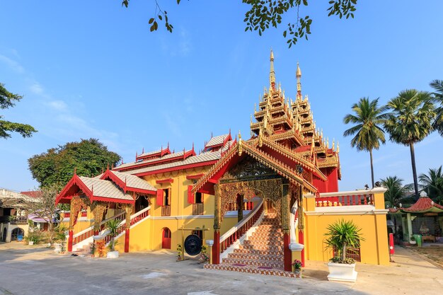 Monasterio hermoso del templo de Wat Si Chum adornado en estilo de Myanmar y de Lanna en Lampang Tailandia