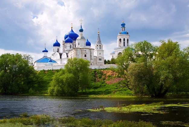 Foto gratuita monasterio ortodoxo en bogolyubovo en verano