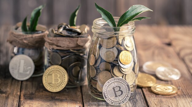 moneda Bitcoin y un frasco con monedas