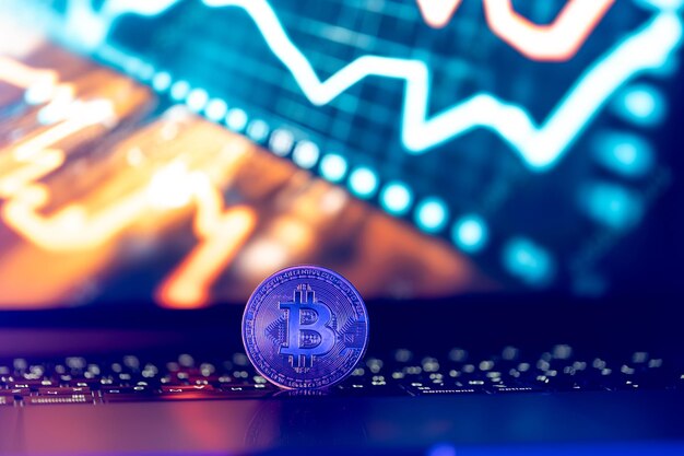 Moneda de Bitcoin en el teclado con un bonito fondo concepto de dinero criptográfico