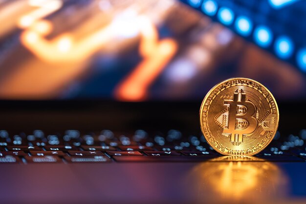 Moneda de Bitcoin en el teclado con un bonito fondo Concepto de dinero criptográfico