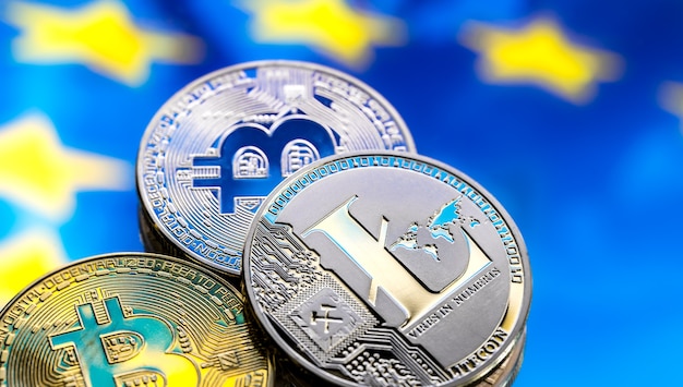 monedas Bitcoin y litecoin en el fondo de Europa. Concepto de dinero virtual