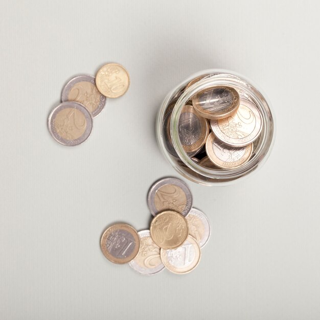 Monedas en una jarra plana