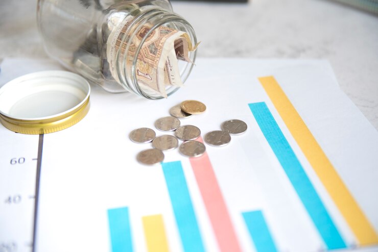 Foto gratuito monedas y jarra sobre estadística