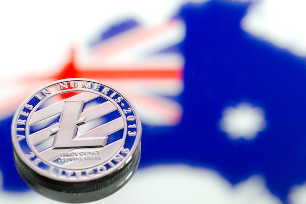 monedas litecoin, en el contexto de Australia y la bandera australiana, primer plano.