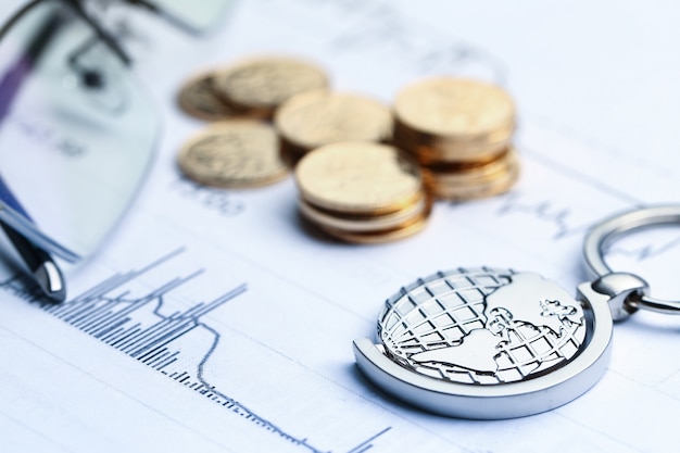Foto gratuita monedas, papel moneda y globo en blanco fondo de la forma de la estadística