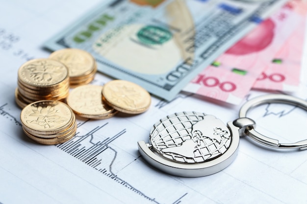 Monedas, papel moneda y globo en blanco Fondo de la forma de la estadística