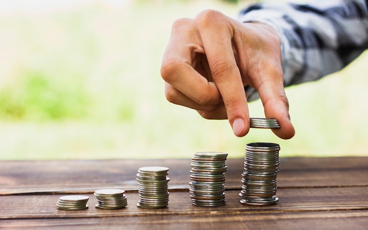 Foto gratuito monedas en la pila de escala en la mesa