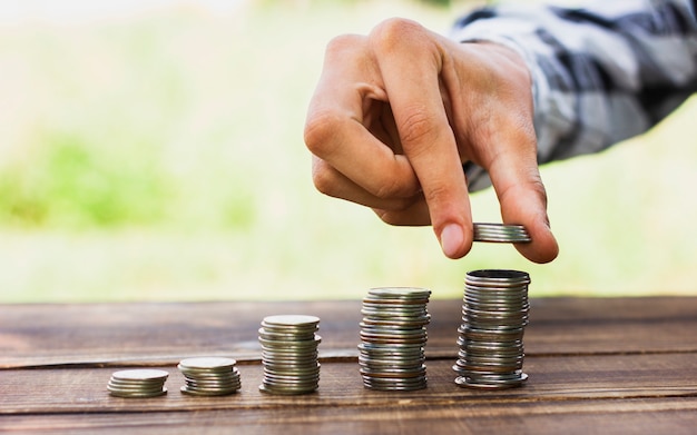 Monedas en la pila de escala en la mesa