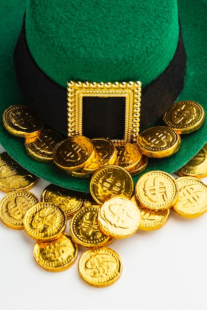 Foto gratuita monedas y sombrero de duende de ángulo alto