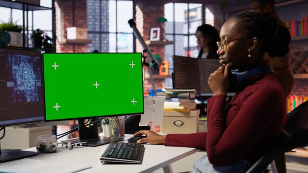 Monitore de computadora de maquillaje utilizado por empleados que desarrollan sistemas de IA
