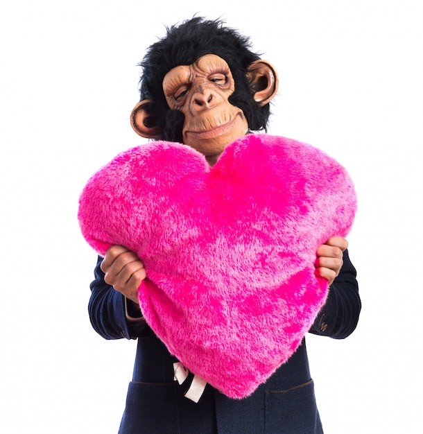 Foto gratuita mono hombre con un gran corazón