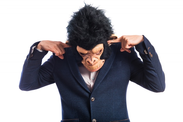 Foto gratuita mono que cubre sus oídos