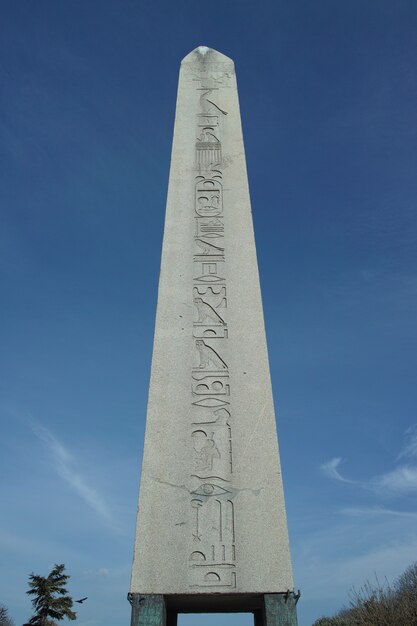 Monolito de piedra con el cielo de fondo