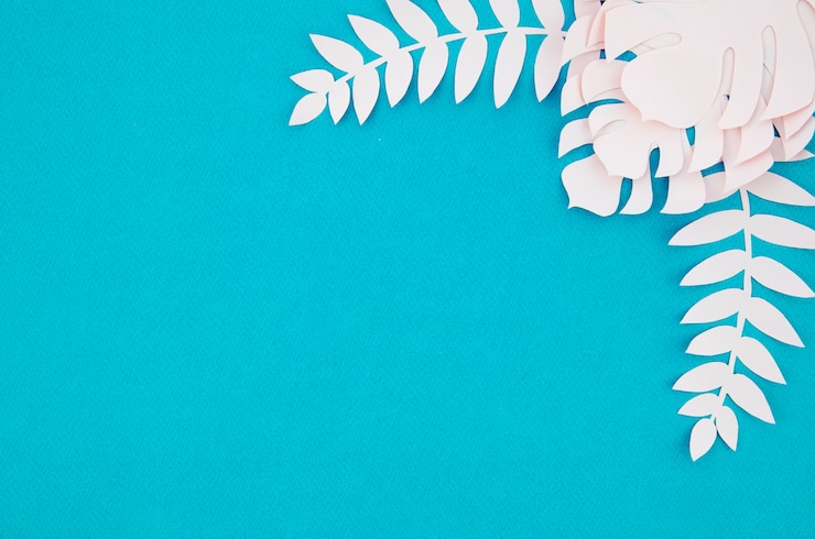Foto gratuito monstera blanco deja marco con copia espacio fondo azul