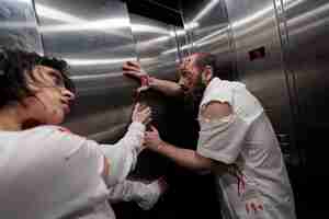 Foto gratuita monstruos devoradores de cerebros que se arrastran en el ascensor para escapar y atacar a la gente, masacrar a los muertos vivientes con espeluznantes zombis diabólicos. horribles cadáveres espeluznantes con heridas y cicatrices, violencia abusiva de muertos vivientes.