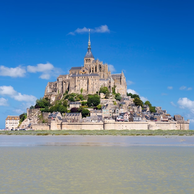 Mont-Saint-Michel con cielo azul, Francia.