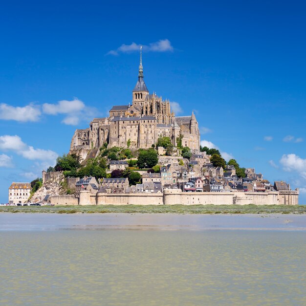 Mont-Saint-Michel con cielo azul, Francia.