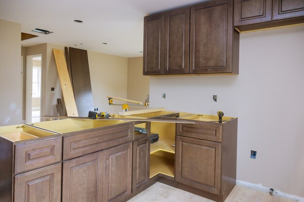 Montaje De Muebles De Gabinetes De Cocina Nuevos Personalizados Foto Premium