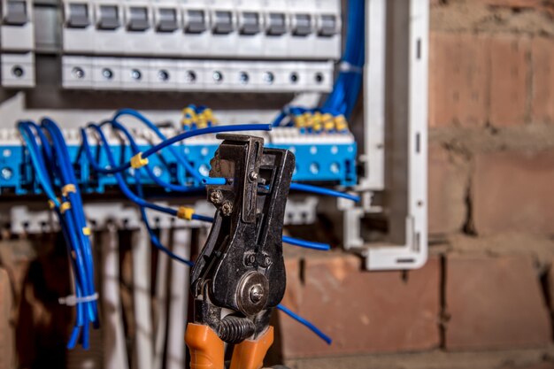 El montaje del panel eléctrico, trabajo de electricista, un robot con cables e interruptores de circuito