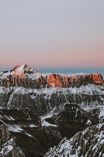 Montaña durante el amanecer