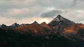 Foto gratuita montaña blanca y negra