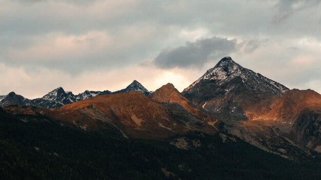 Montaña blanca y negra