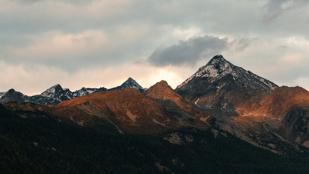 Montaña blanca y negra