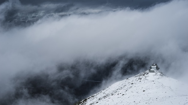 Montaña blanca bajo nubes blancas durante el día